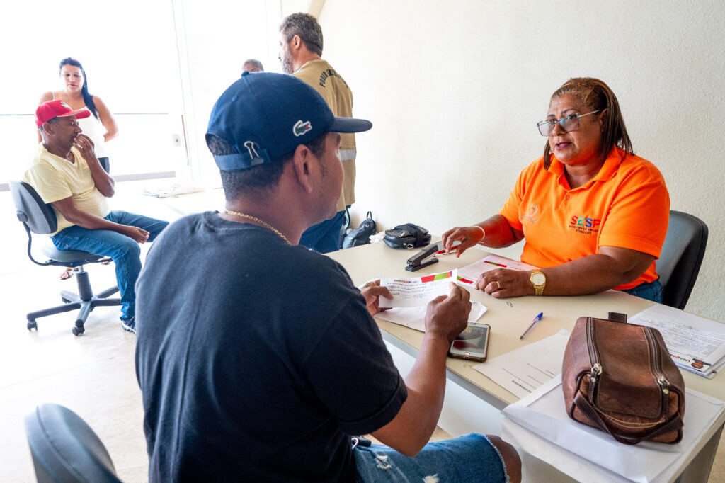 Ambulantes que atuam na praia de Barra do Jacuípe podem realizar cadastramento até sexta-feira